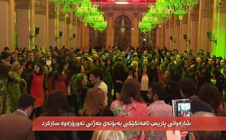 ناشطون كورد يحرقون طلباً للمالكي بإنزال علم كوردستان عن المباني الحكومية في خانقين