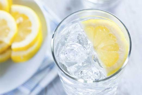 6 فوائد صحية لعصير الليمون بالماء