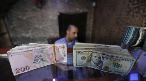 الليرة التركية تضعف قبيل قرار الفائدة الخميس