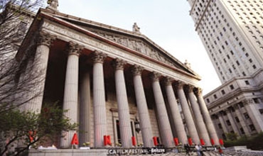 قاضٍ أمريكي يلصق على طاولة الدفاع ورقة عليها عبارة 