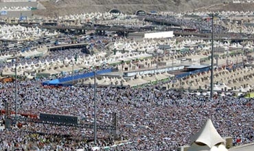 أكثر من مليونين يؤدون صلاة العشاء والتراويح بالمسجد الحرام بمكة المكرمة