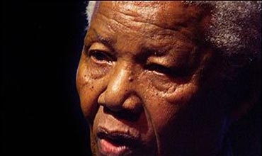 دفن مانديلا في كونو مسقط رأسه