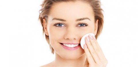 بدائل طبيعية لإزالة مستحضرات التجميل