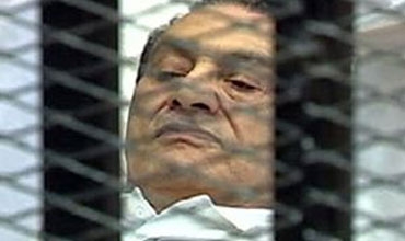 مبارك ينكر الاتهامات الموجهة له والمحكمة تبقيه في القاهرة