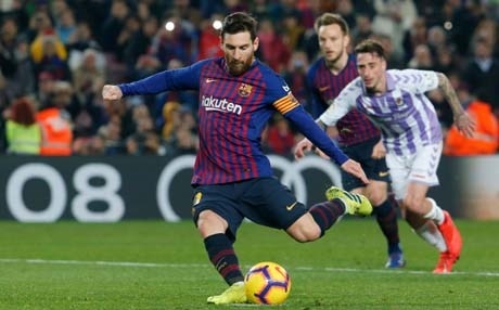 ميسي يقود برشلونة لعبور بلد الوليد والحفاظ على قمة الدوري الإسباني