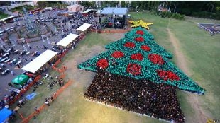 هندوراس تدخل موسوعة گينيس للارقام القياسية باكبر شجرة عيد ميلاد بشرية 