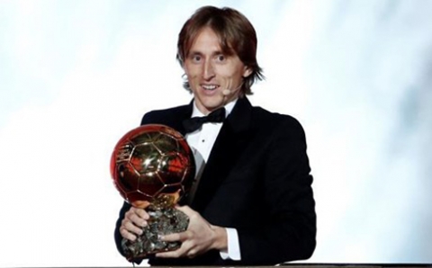 الكرواتي مودريتش ينهي هيمنة ميسي ورونالدو ويفوز بالكرة الذهبية لأفضل لاعب 2018