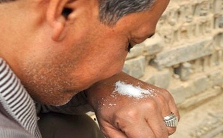 مصدر يكشف عن دور ضباط ايرانيين بالسماح في ادخال المخدرات للعراق