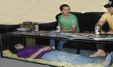 رجل ماتت زوجته فصنع منها طاوله…