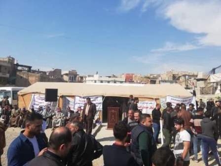 المئات من مؤيدي محافظ نينوى يتظاهرون في الموصل ضد قرارات تقصي الحقائق