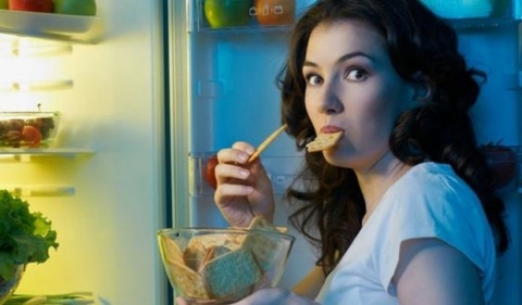 تحذير من تناول الطعام ليلا