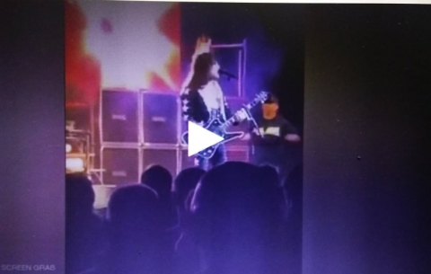  شبّت النار في شعره وأصرّ على مواصلة الغناء