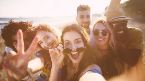 ما هي النرجسية، وهل تسهم وسائل التواصل الاجتماعي في انتشارها؟