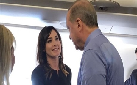 هذا ما حصل مع نازلا تشيلك كانت على الطائرة الرئاسية