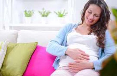 حيل لإشعار الجنين بالسعادة داخل الرحم