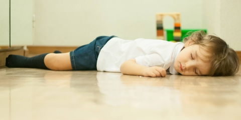 هل ينام طفلك في أماكن غريبة؟