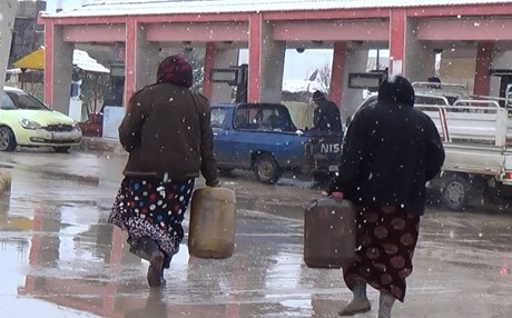 نشطاء كورد يتهمون الإدارة الذاتية بإرسال المازوت إلى مناطق النظام السوري 