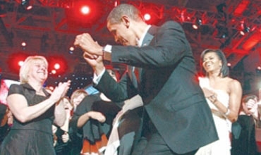 أوباما يسخر من نفسه والصحفيين في مأدبة عشاء