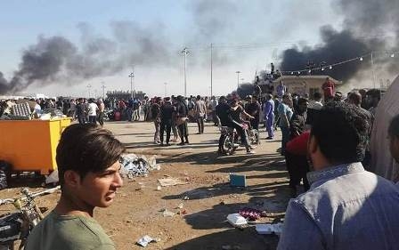 محتجون يغلقون أبواب أكبر الموانئ جنوبي العراق .. وإصابة أكثر من 100 متظاهر