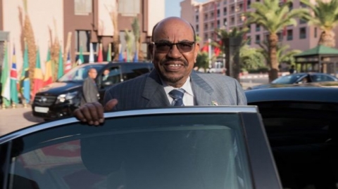 من هو عمر البشير الذي يطالب المحتجون في السودان برحيله؟