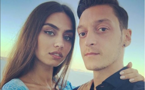 أوزيل وخطيبته التركية يعقدان قرانهما بإحدى قلاع بريطانيا القديمة