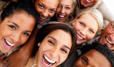 طبيب روسي يعالج مرضاه بوجبة من.. الضحك!!