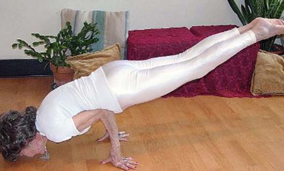 بالصور.. تسعينية تقف على أصابعها وترقص التانجو والسامبا