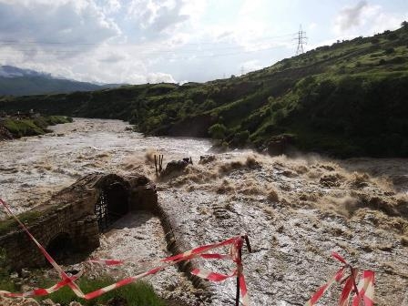 ضغط مياه النهر يهدم جسرا اثريا في اقليم كوردستان عمره 500 عام