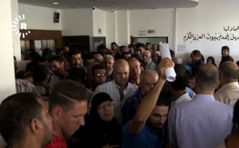 بعد استقبال الآلاف منهم.. المئات من الطلاب العراقيين ينتظرون أدوارهم للتسجيل في مدارس أربيل