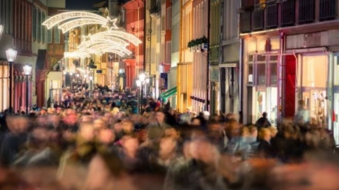 كيف يقضي العاملون بالمحال التجارية الأعياد؟