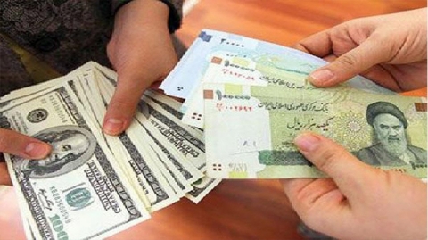 الريال الإيراني ينخفض بشكل قياسي أمام الدولار الامريكي