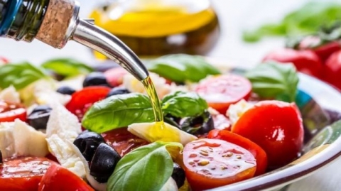 هل يساعد الطعام الذي نتناوله في محاربة الاكتئاب؟