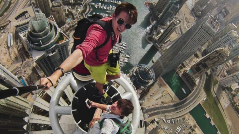 العلماء يربطون “السيلفي” بالنرجسية والأمراض العقلية!