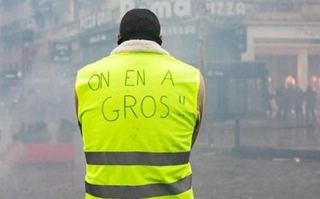 قيود على بيع السترات الصفراء في مصر للأفراد