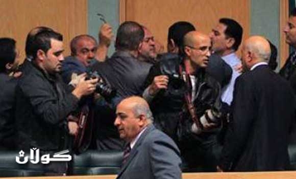 فوضى واشتباك بالأيدي في البرلمان الأردني