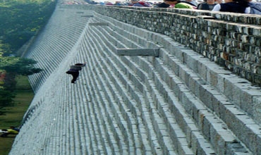 تسلّقت جدارا يبلغ ارتفاعه 70 قدما.. لتتهرب من دفع 4 دولارات!