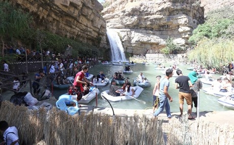 عادوا من السفر ليجدوا سيارتهم تقل ركابا غيرهم