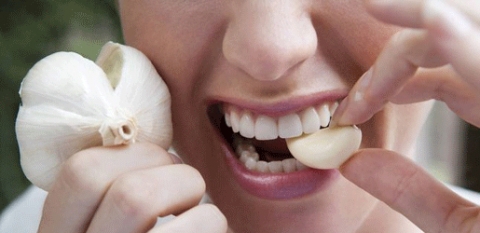 فوائدٌ مذهلة لتناول الثوم على معدة خاوية