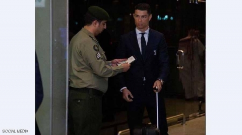 قصة صورة رونالدو ومسؤول الجوازات السعودي