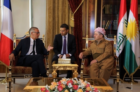 شابة فرنسية تصنع رداءا من الاف السجائر بهدف التوعية!