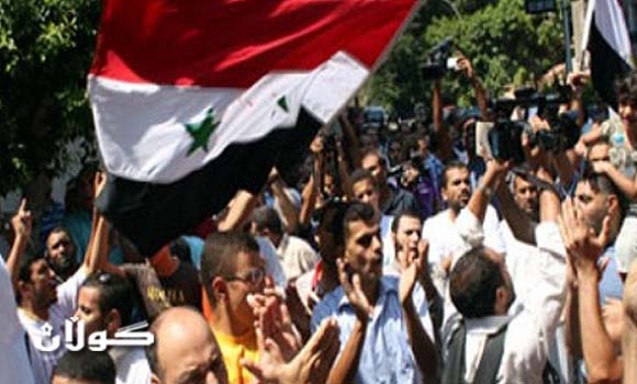 عشرات المحتجين السوريين يقتحمون مبنى السفارة السورية في القاهرة