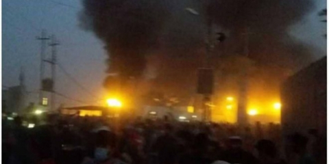 المتظاهرون يحرقون مبنى القنصلية الإيرانية في البصرة