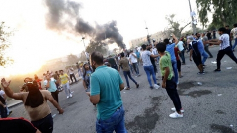 تحشّد غاضب أما مدخل حقل ابن عمر النفطي في البصرة