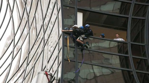 رجل يتسلق برج ترامب والسبب!