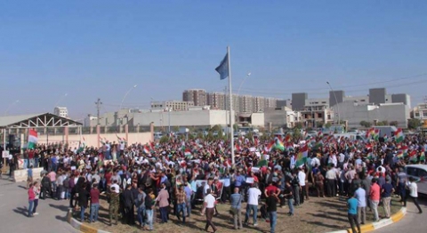 أربيل... مدرسو الأنبار ينظمون احتجاجاً على قطع رواتبهم من قبل مديرية تربية محافظتهم