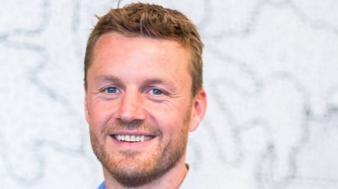 قصة رجل أعمال يخدم اللاجئين ويكسب الملايين