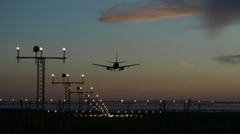 طائرة عراقية تنفذ هبوطا اضطراريا والنقل توضح