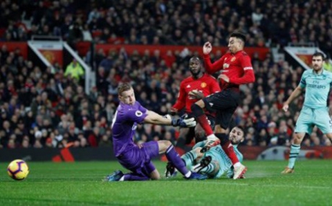 تعادل مثير بين مانشستر يونايتد وأرسنال في الدوري الإنجليزي