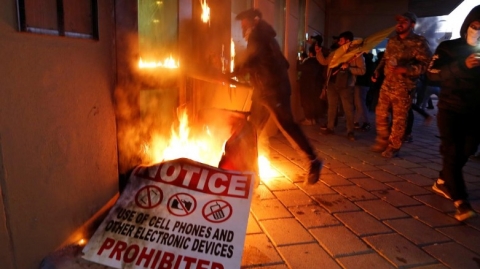 مقرب من الصدر: مهاجمو السفارة الأمريكية يسعون لإنهاء 