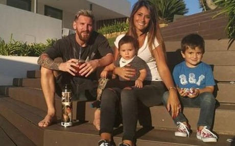 ميسي يشتري منزلاً لجيرانه 